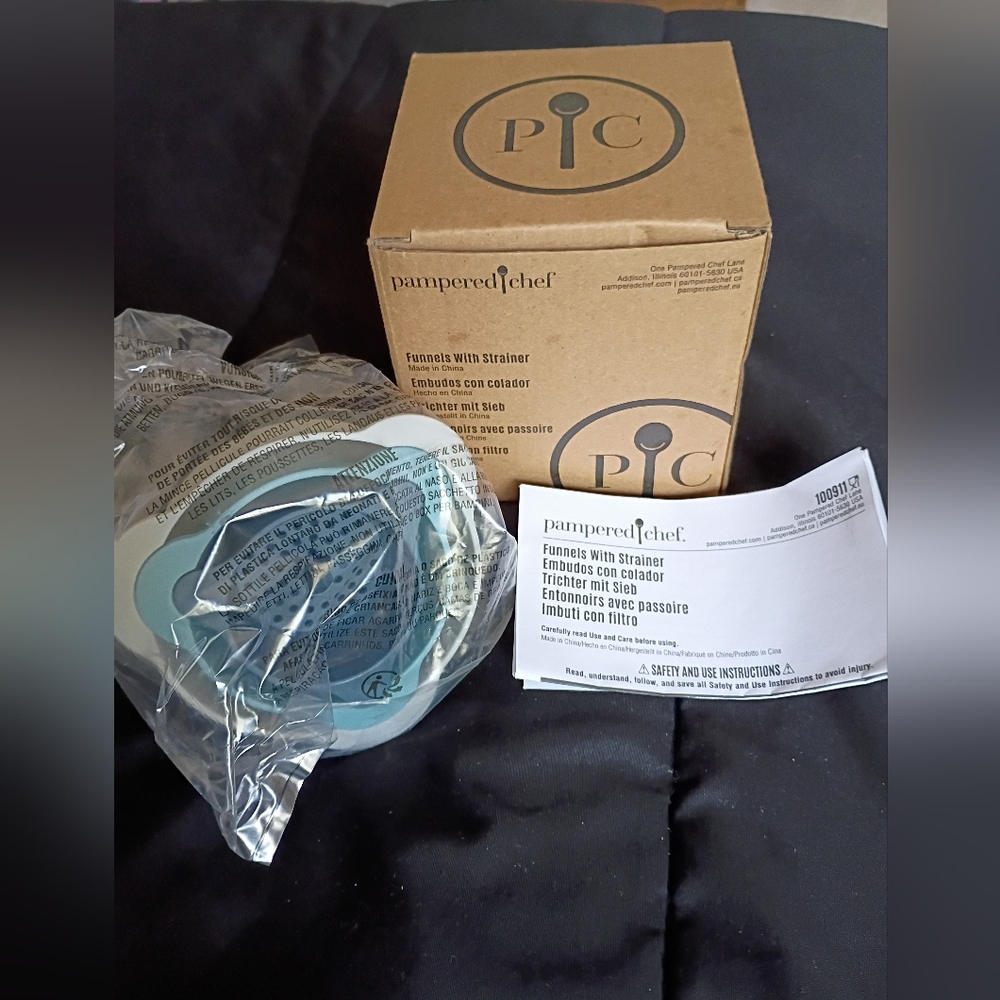 Pampered Chef Gray and White Kitchen Funnels